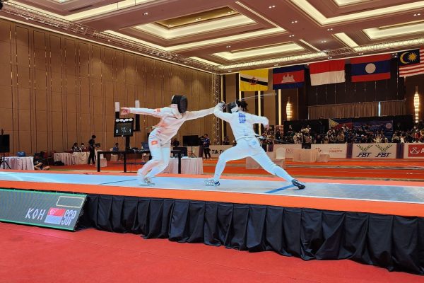 Elle Koh competing in a fencing match