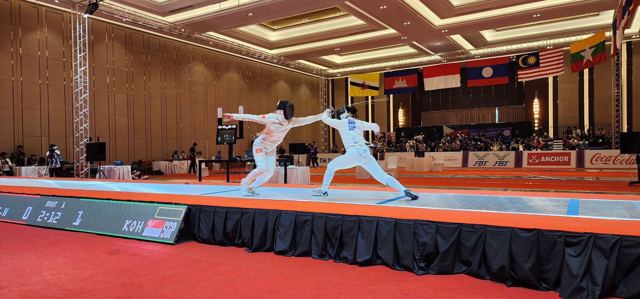 Elle Koh competing in a fencing match